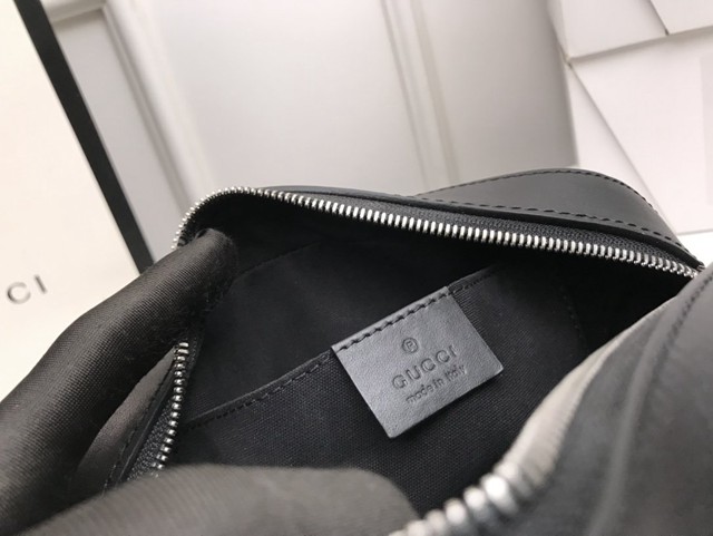 Gucci專櫃款男包 574886 古馳黑色壓花 男士休閒小挎包  gqy3482